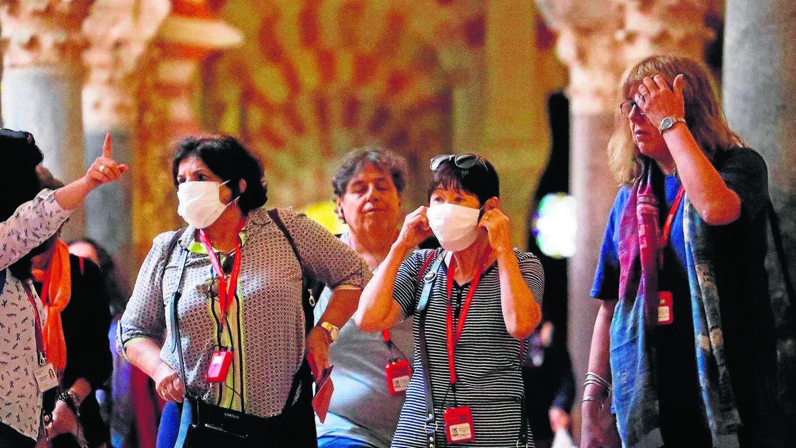 Turistas con mascarilla en la Mezquita-Catedral de Córdoba.
