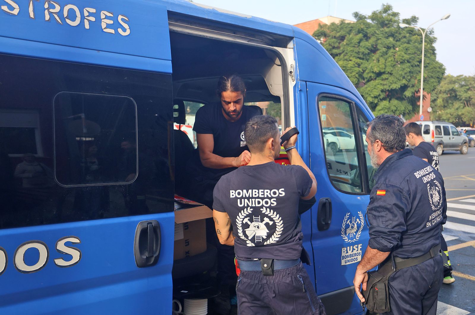 Imágenes de la partida de los bomberos de BUSF Huelva hacia Valencia