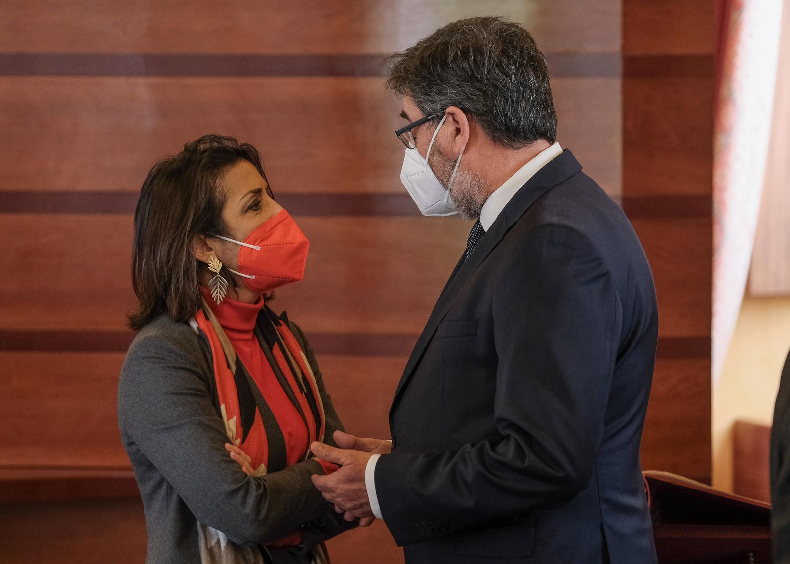 Marta Bosquet y Antonio López se saludan en el Parlamento.