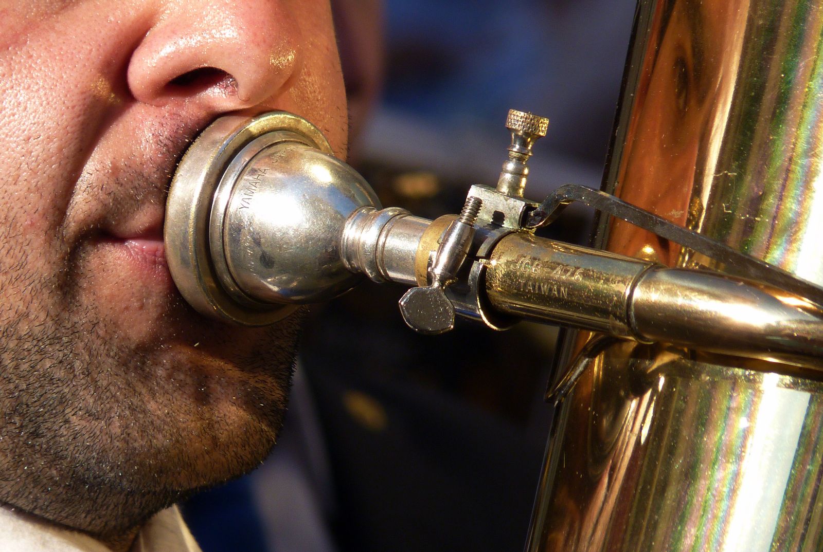Un músico y su instrumento de viento.