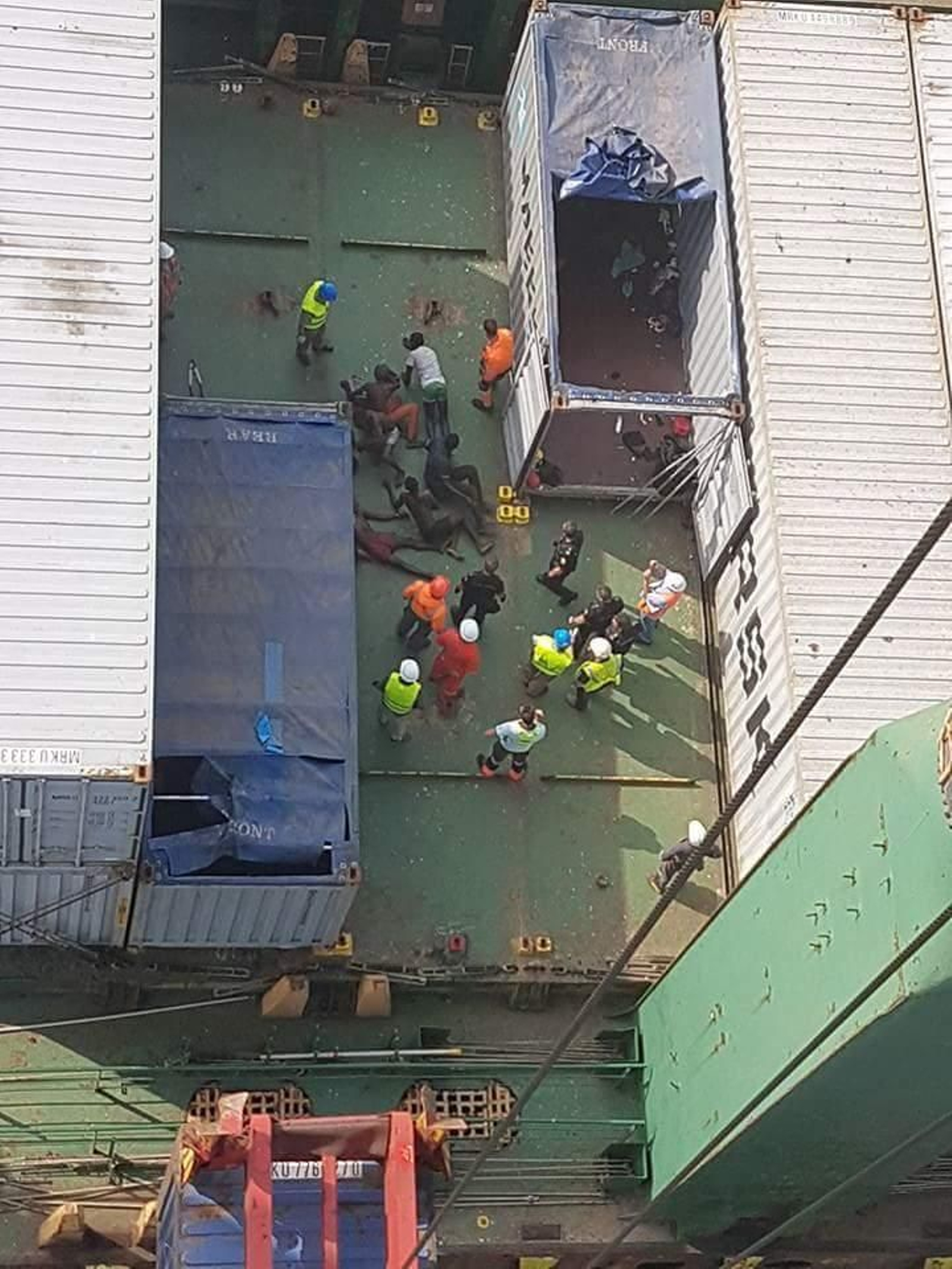 Polizontes en la cubierta del carguero Panther.