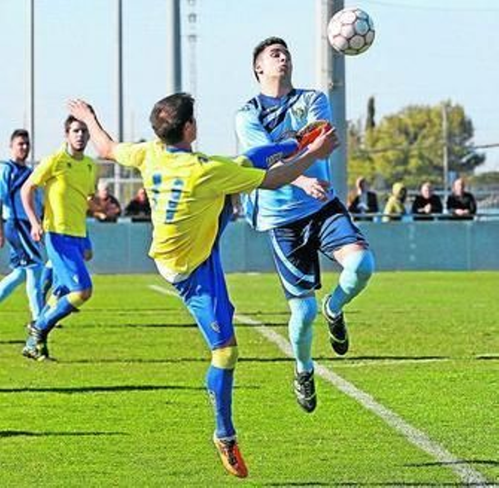 Adrián Vera salta para interceptar un balón que lanzó de volea el local Calvin.