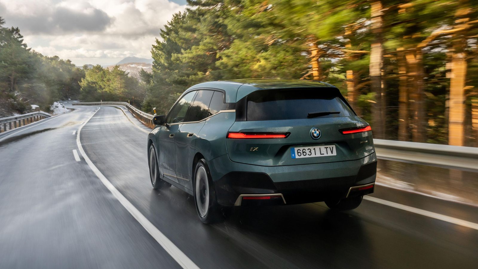 El BMW iX tiene, por el momento, dos versiones: xDrive40 y xDrive50, con 326 y 534 CV. Más adelante sumará una M con más de 600 CV.