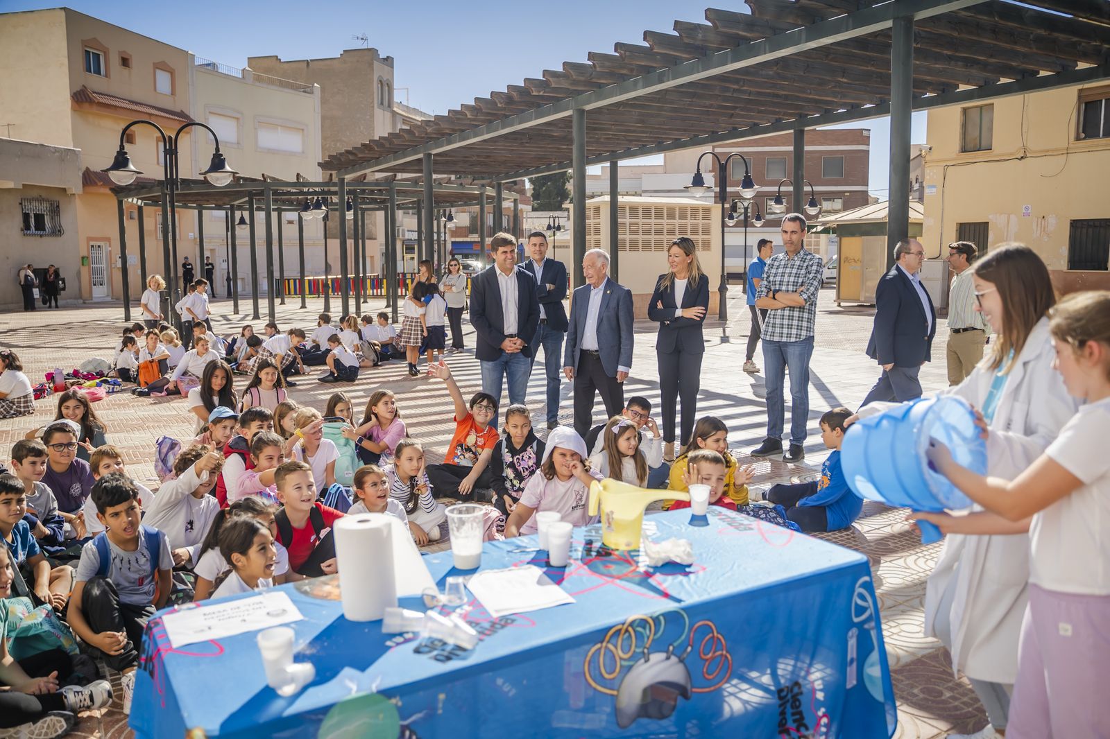 Amat ha visitado a los alumnos participantes en la actividad.