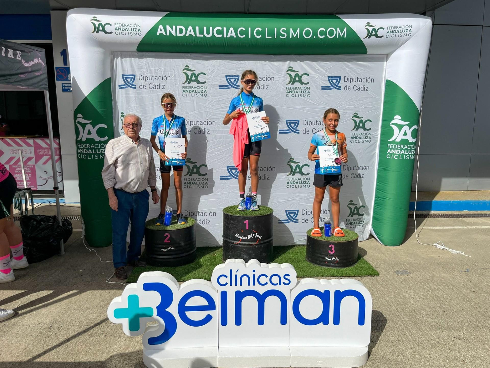 Las corredoras más pequeñas disfrutaron con la carrera y en la entrega de premios.