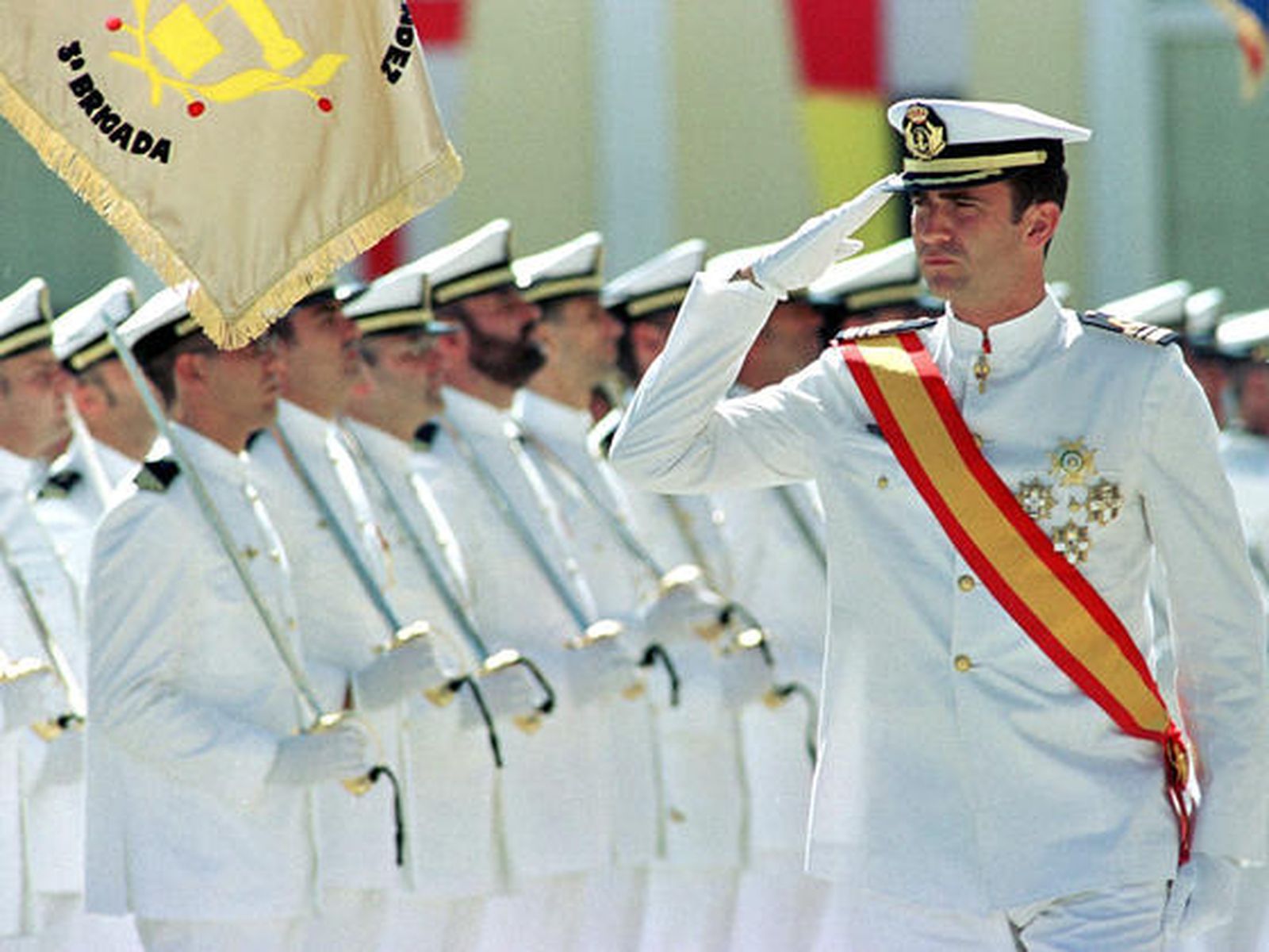 El príncipe Felipe pasa revista durante el acto de entrega de despachos a los nuevos sargentos de la Armada española en la Escuela de Suboficiales de la Armada en San Fernando (Cádiz), en 2002. / Efe