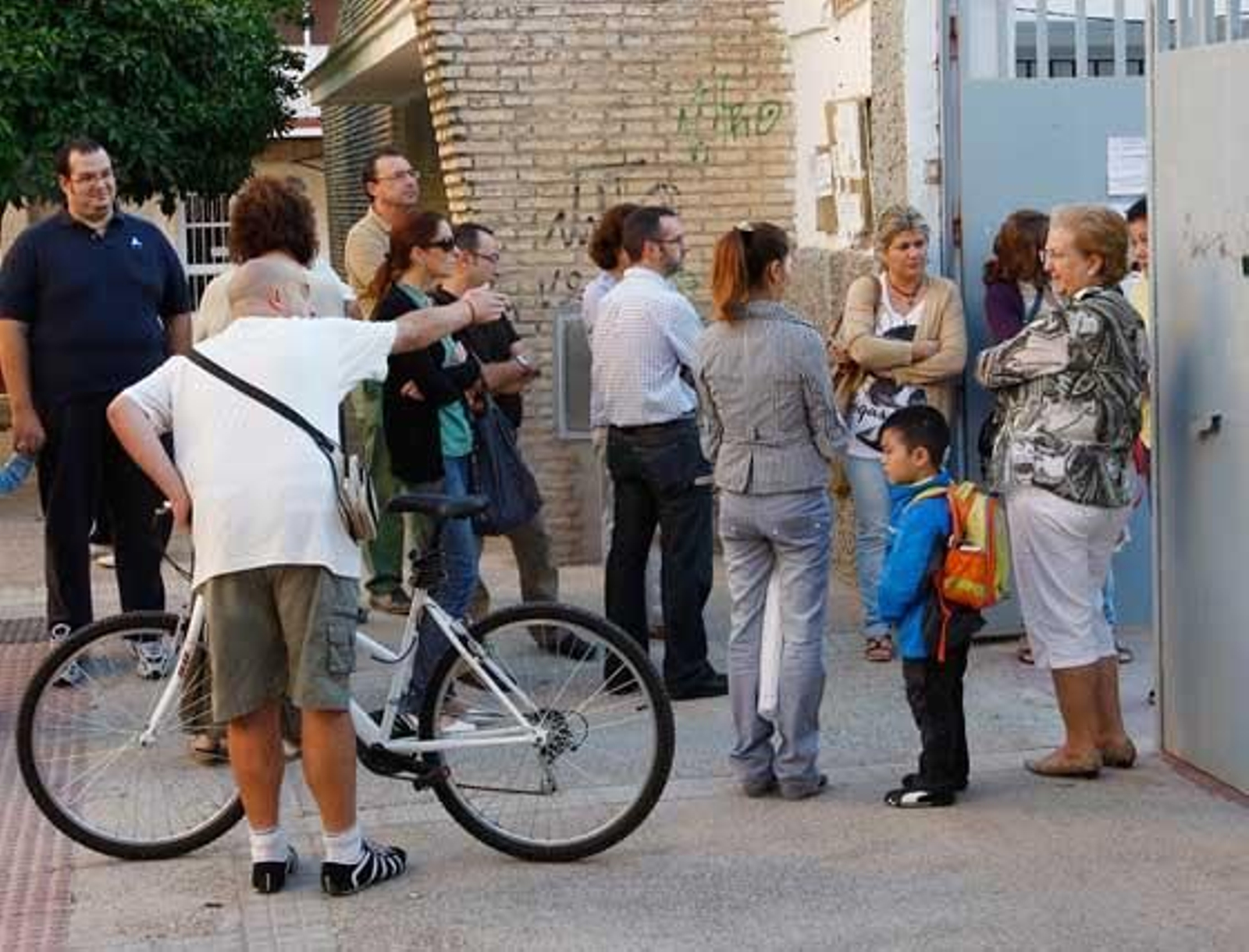 Un grupo de padres y alumnos ayer en la puerta del colegio público Pío XII.

Foto: Juan Carlos Toro