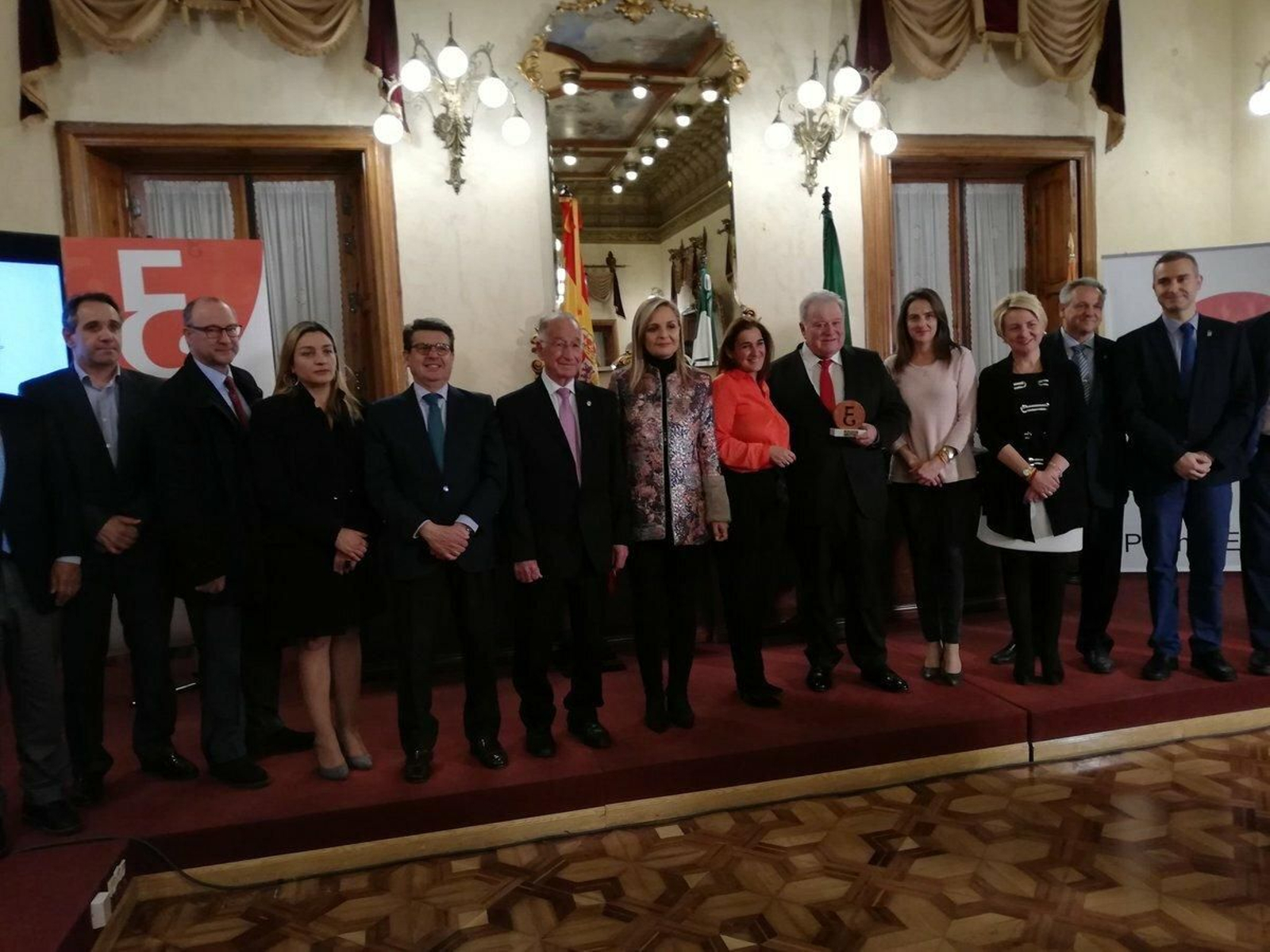 El gerente de Agrobío, José Antonio Santorromán, junto a la decana del Colegio de Economistas, Ana Moreno, y el resto de autoridades.