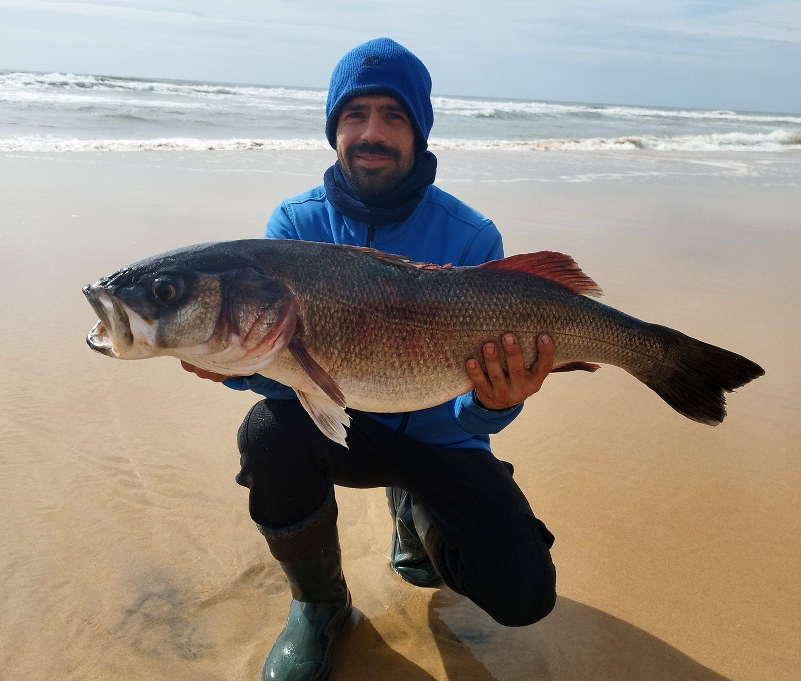 David Peinado muestra el robalo recién capturado
