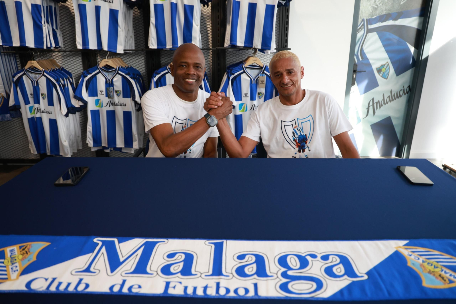 Dely Valdés y Darío Silva firman la camiseta retro del Málaga CF a los aficionados