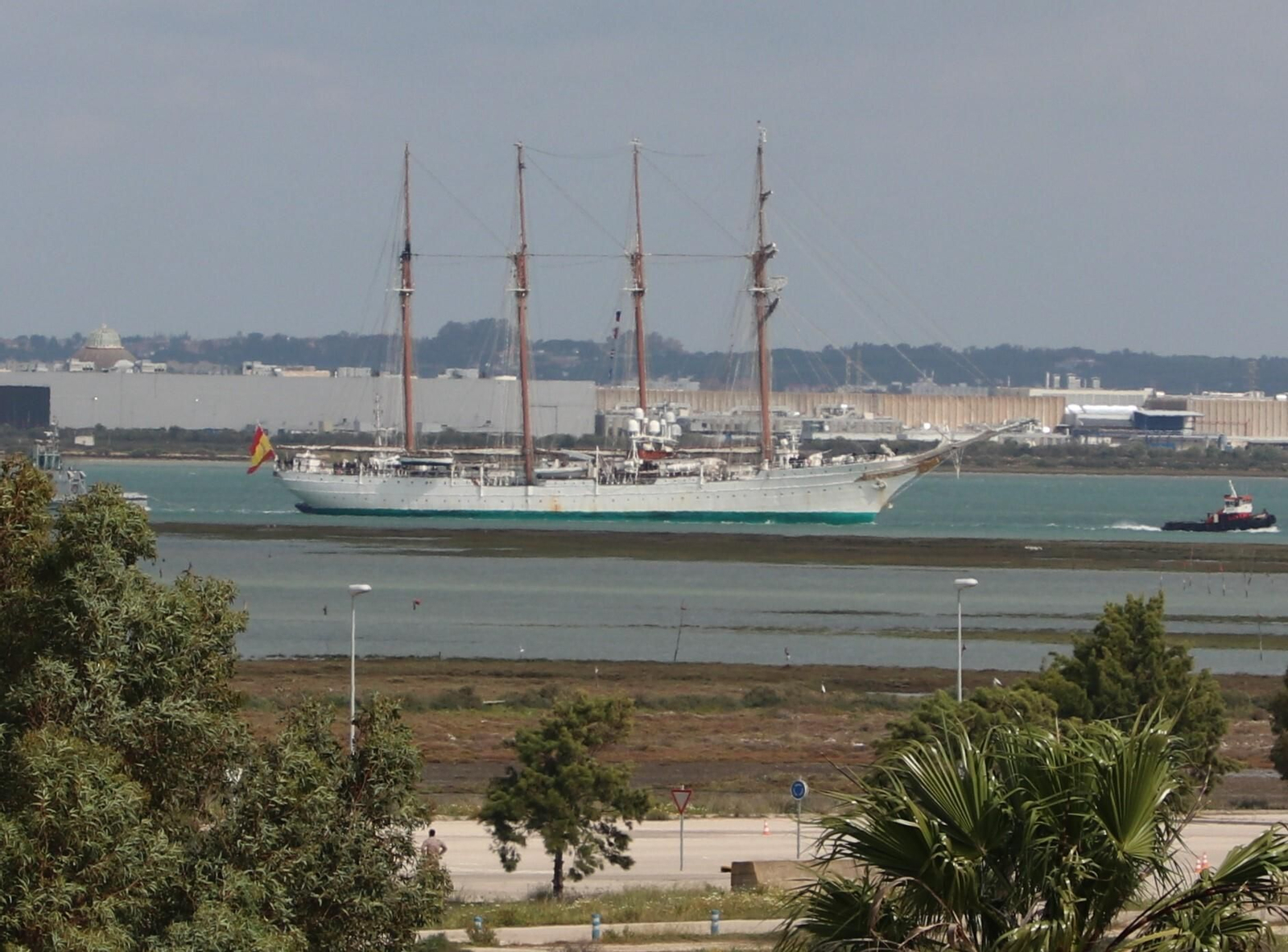 El buque escuela 'Juan Sebastián de Elcano' en la Bahía deCádiz