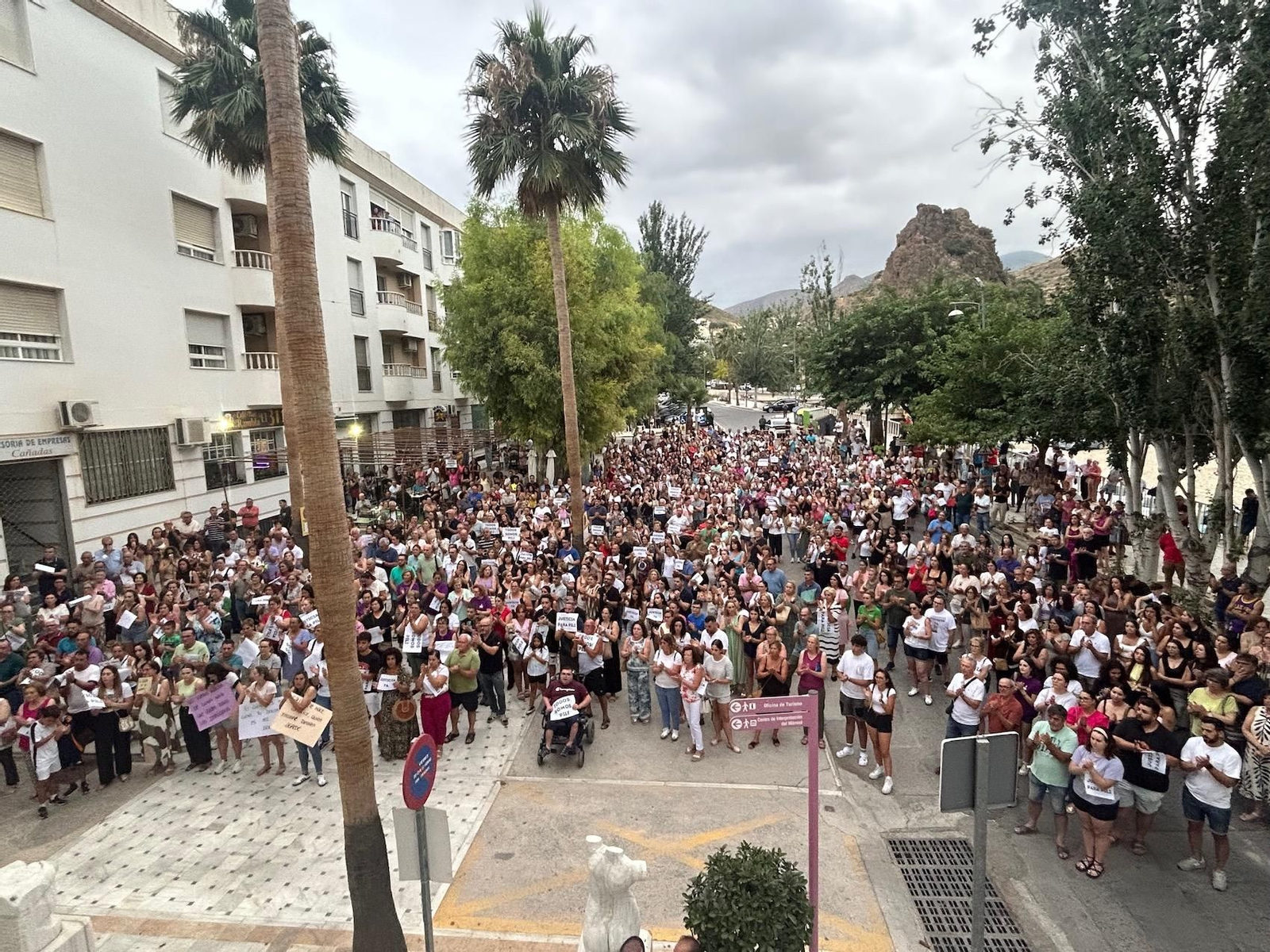 Concentración celebrada en Macael para condenar la violación.