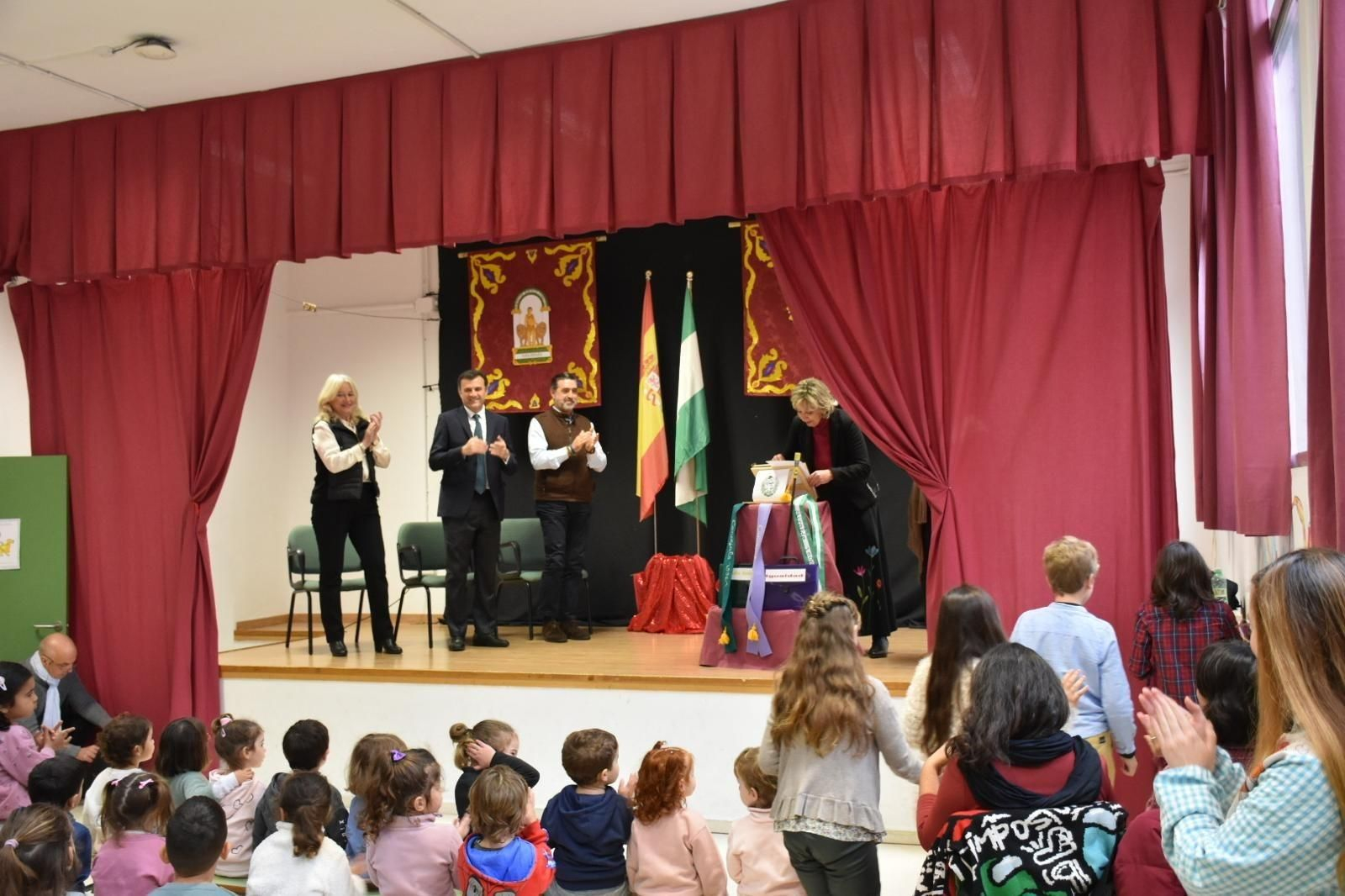 Mercedes Colombo, Bruno García, José Manuel Verdulla y la directora del colegio, Elvira Sánchez. Mercedes Colombo, Bruno García, José Manuel Verdulla y la directora del colegio, Elvira Sánchez.