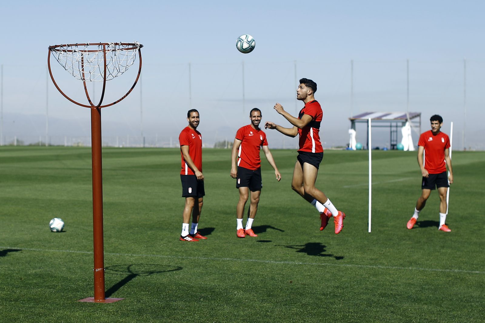 Los jugadores del Granada volvieron a dividirse en grupos de un máximo de diez componentes.