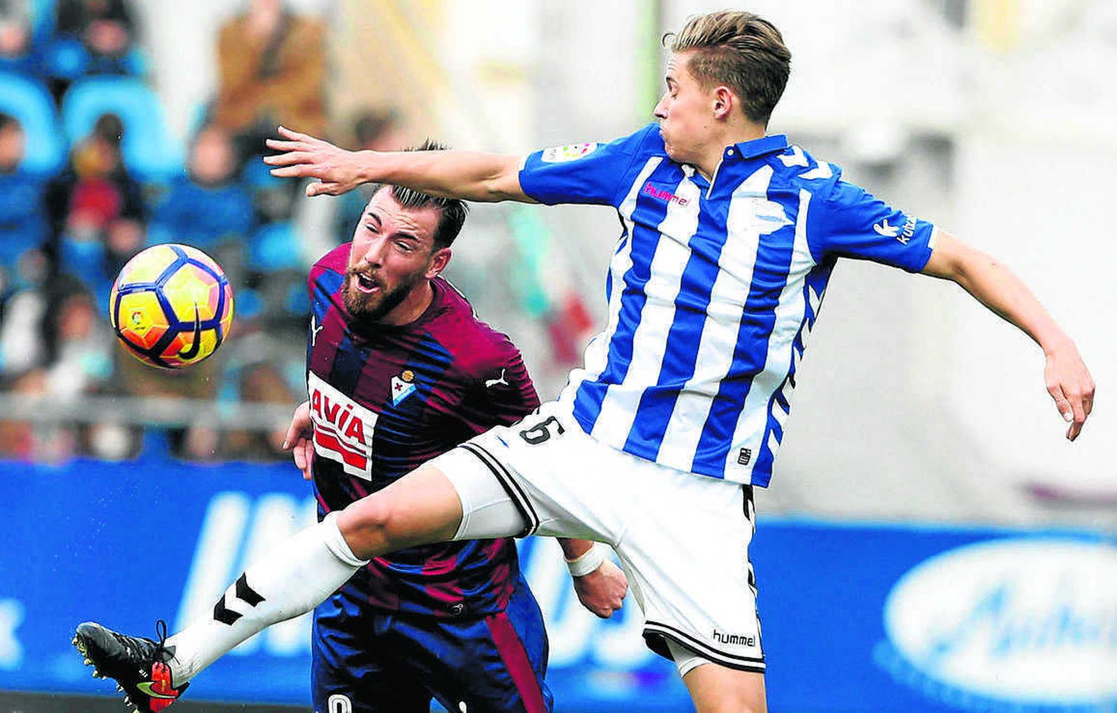 El local Sergi Enrich disputa el balón con el alavesista Marcos Llorente.