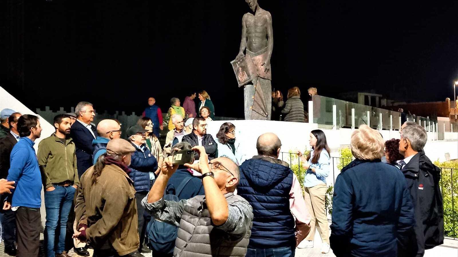 Público, en la explanada del yacimiento. Público, en la explanada del yacimiento.