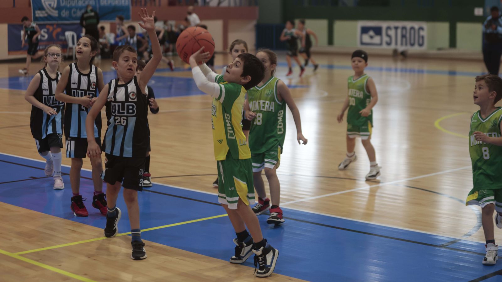 Las fotos de la primera jornada del torneo Semana Santa de baloncesto de la Línea