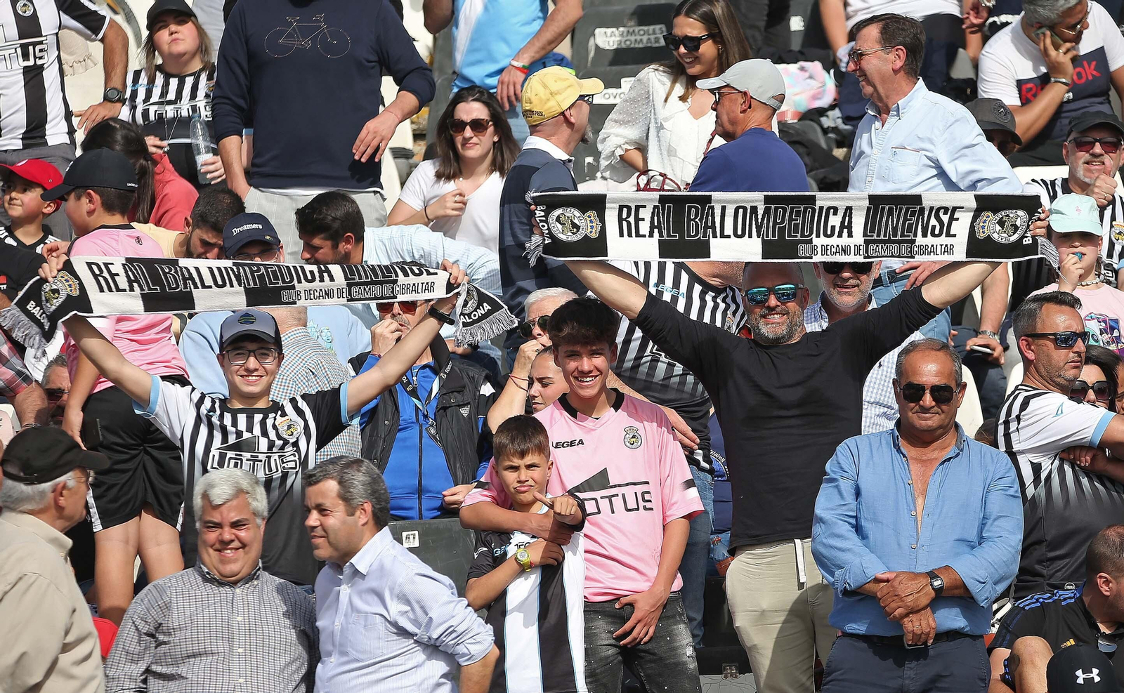 Fotos de la afición durante el Balona - Talavera en el estadio municipal de La Línea