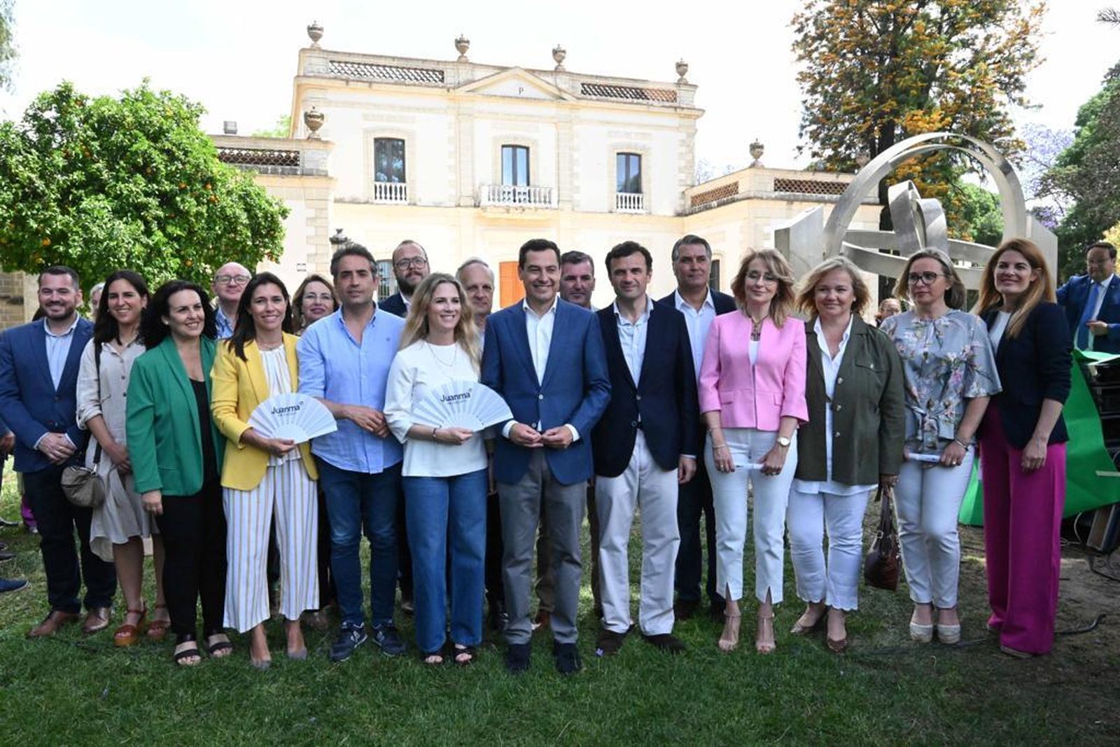 Miembros del PP de Cádiz junto a Juanma Moreno.