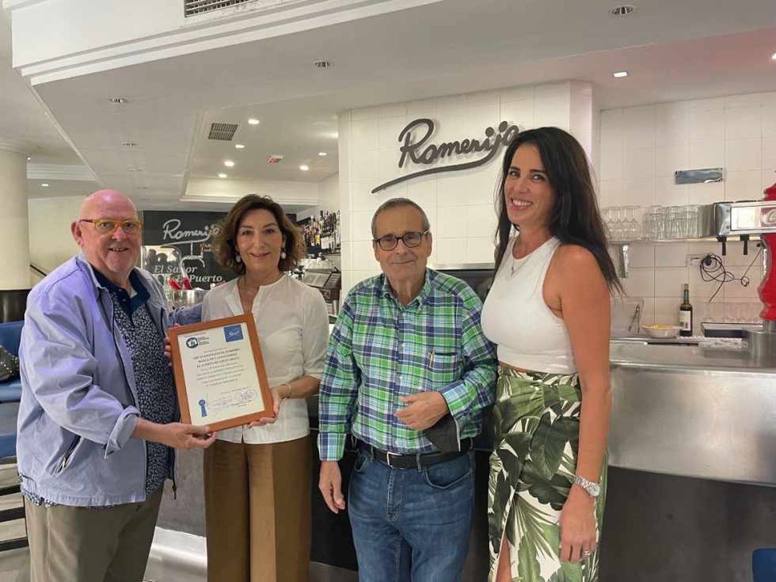 Un momento de la entrega del reconocimiento a la consejera delegada de Romerijo.