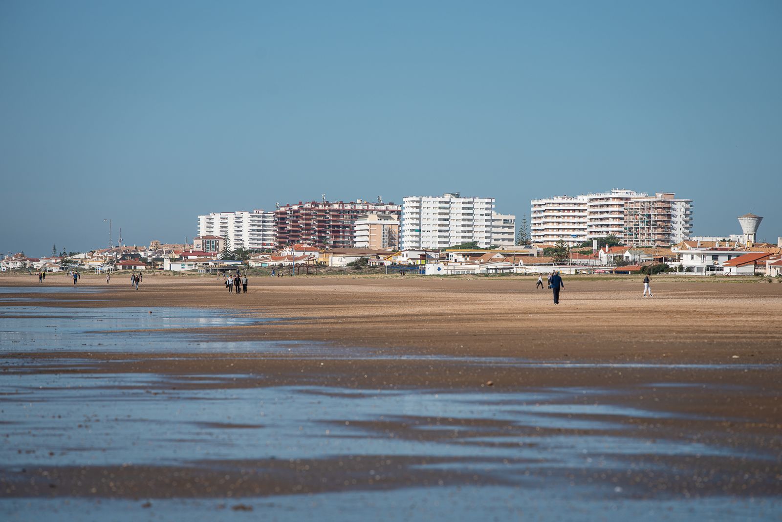 Imágenes de la mañana primaveral del 26 de diciembre en las playas de Huelva