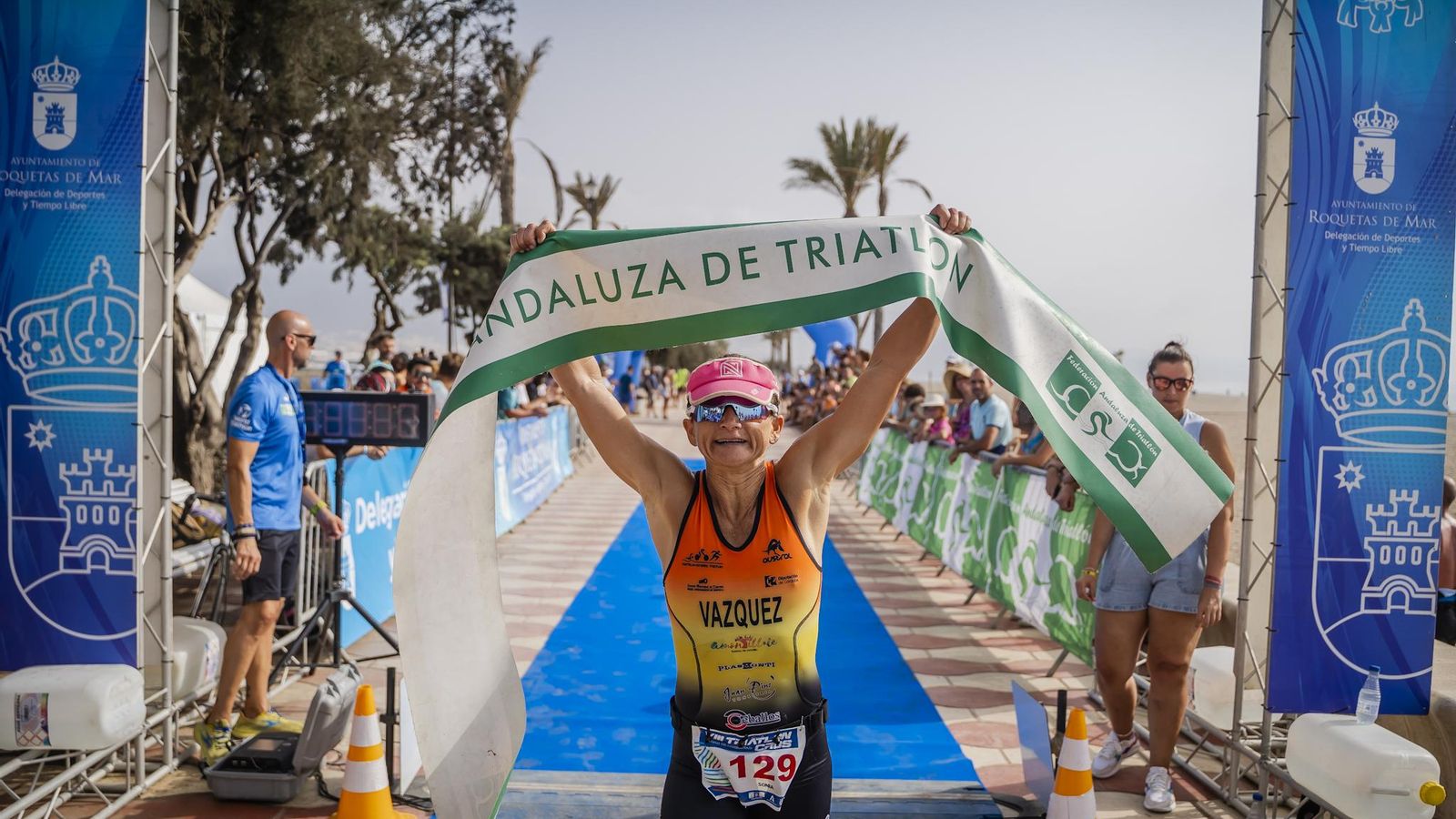 La ganadora en categoría femenina, Sonia Vázquez, cruza la línea de meta en primera posición.