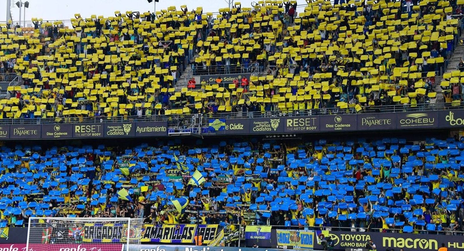 Imagen de Fondo Sur, en cuya grada baja se ubica 'Brigadas Amarillas'.