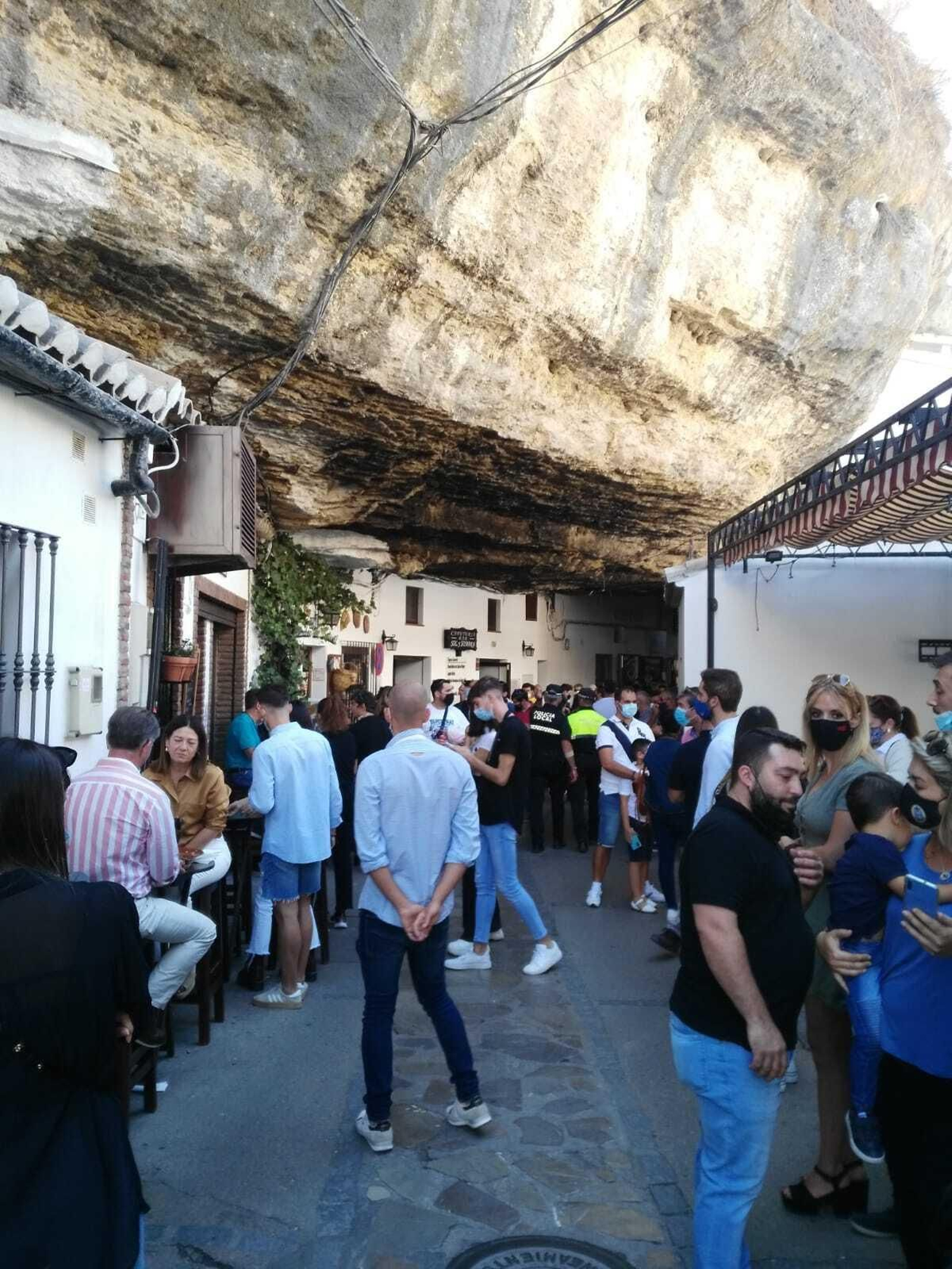 Una de las calles de Setenil, repleta de visitantes.