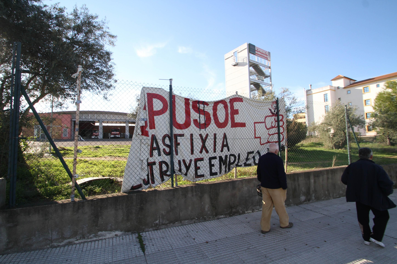 El parque que la Mancomunidad de Fomento y Desarrollo del Aljarafe tiene en Mairena, con una pancarta.