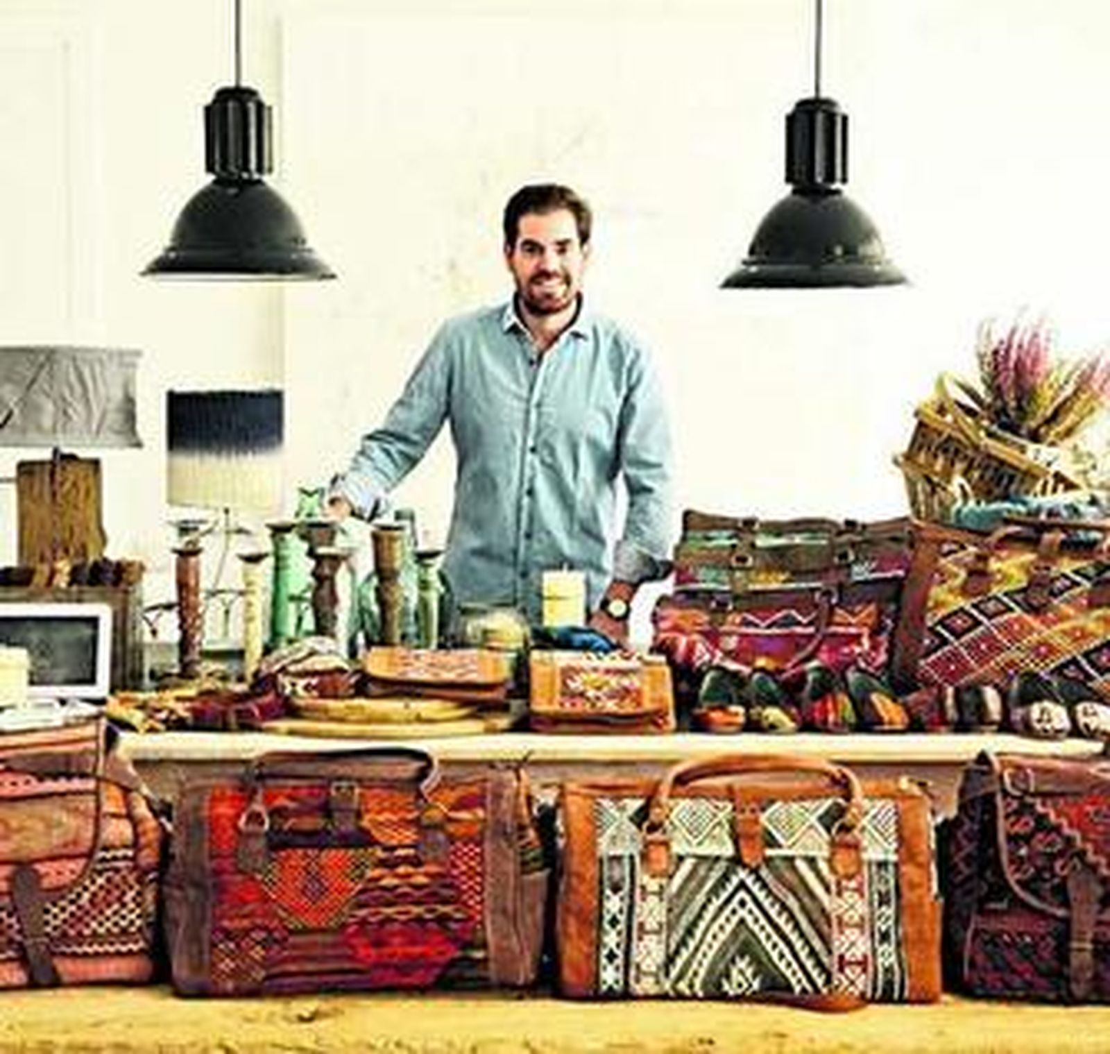 Carlos Montero posa con algunos de sus diseños en El Mercado de la Vida.