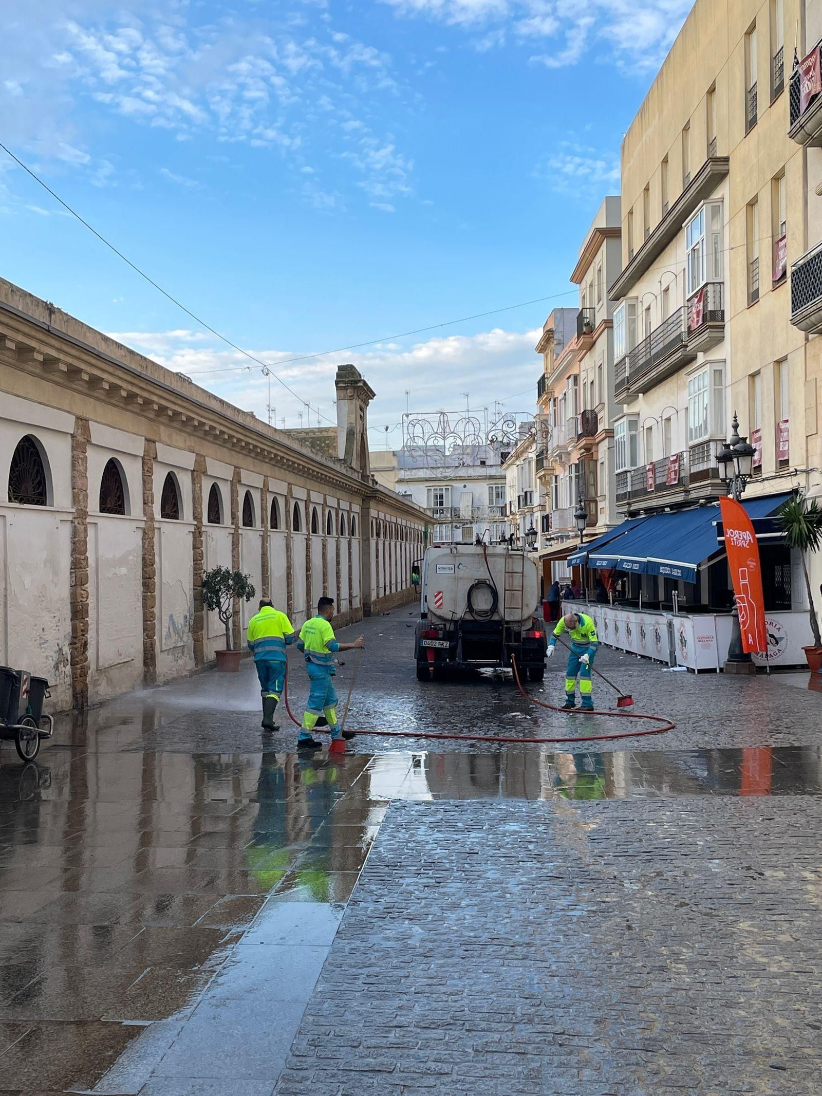 Baldeo en los alrededores del Mercado Central.