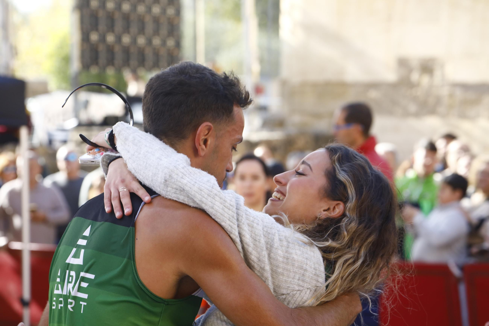 La gloria de cruzar la Puerta del Puente: las fotos de la línea de meta de la Media Maratón de Córdoba 2024
