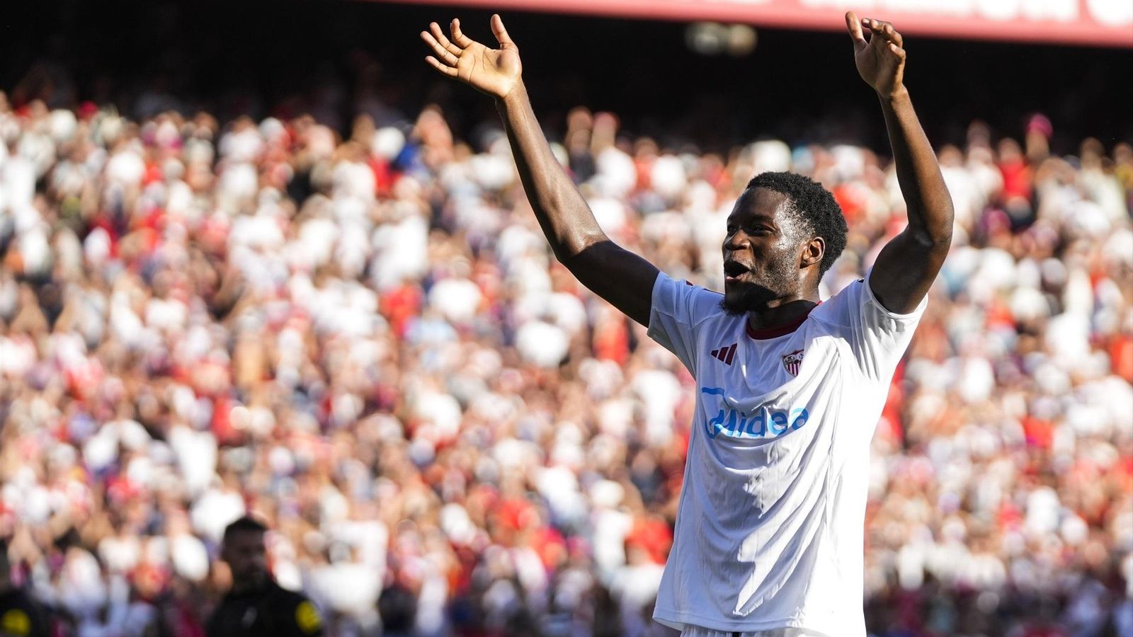 Agoumé celebra el triunfo del Sevilla sobre el Barcelona.