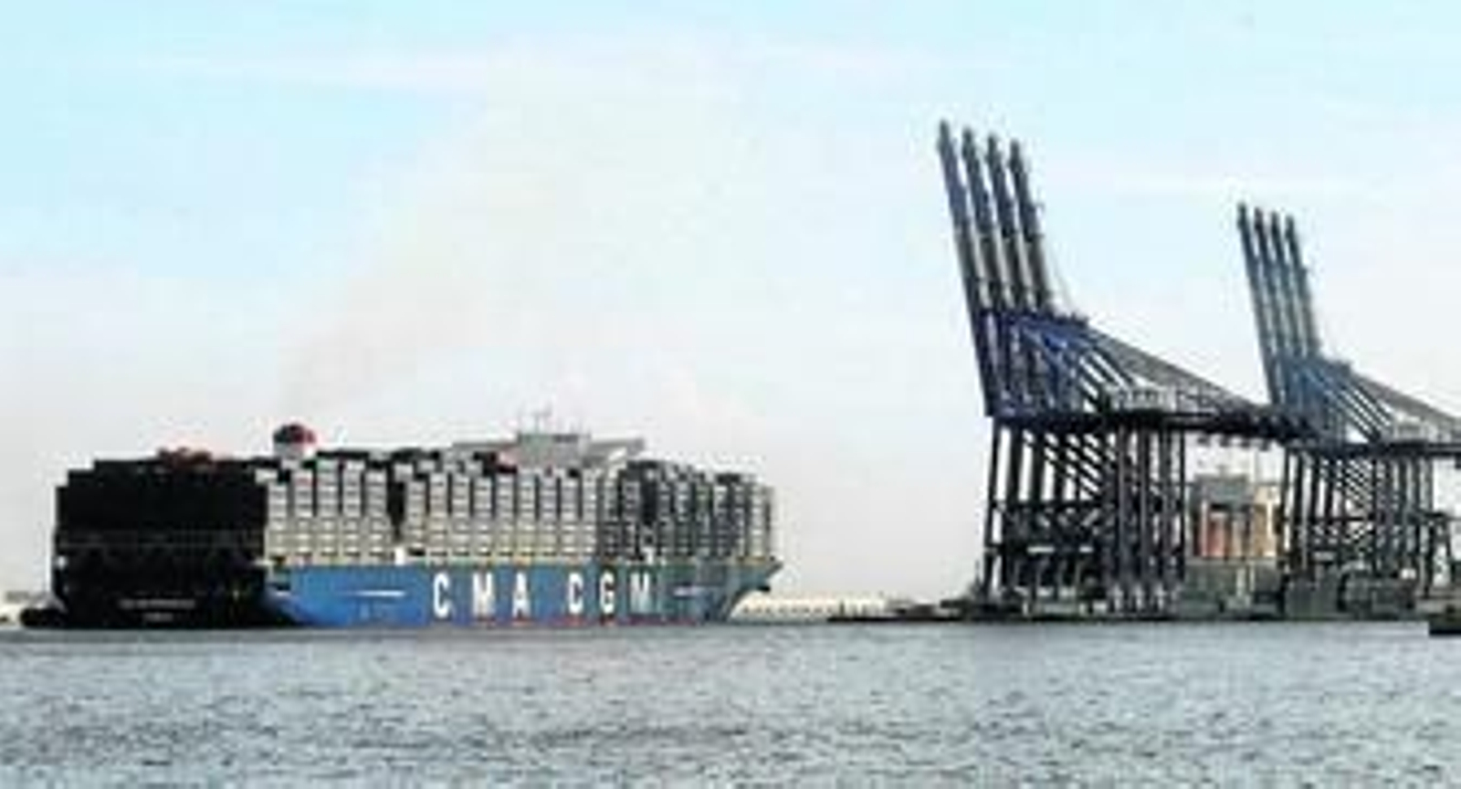 El 'CMA CGM Bouganville' durante una escala en TTI Algeciras.
