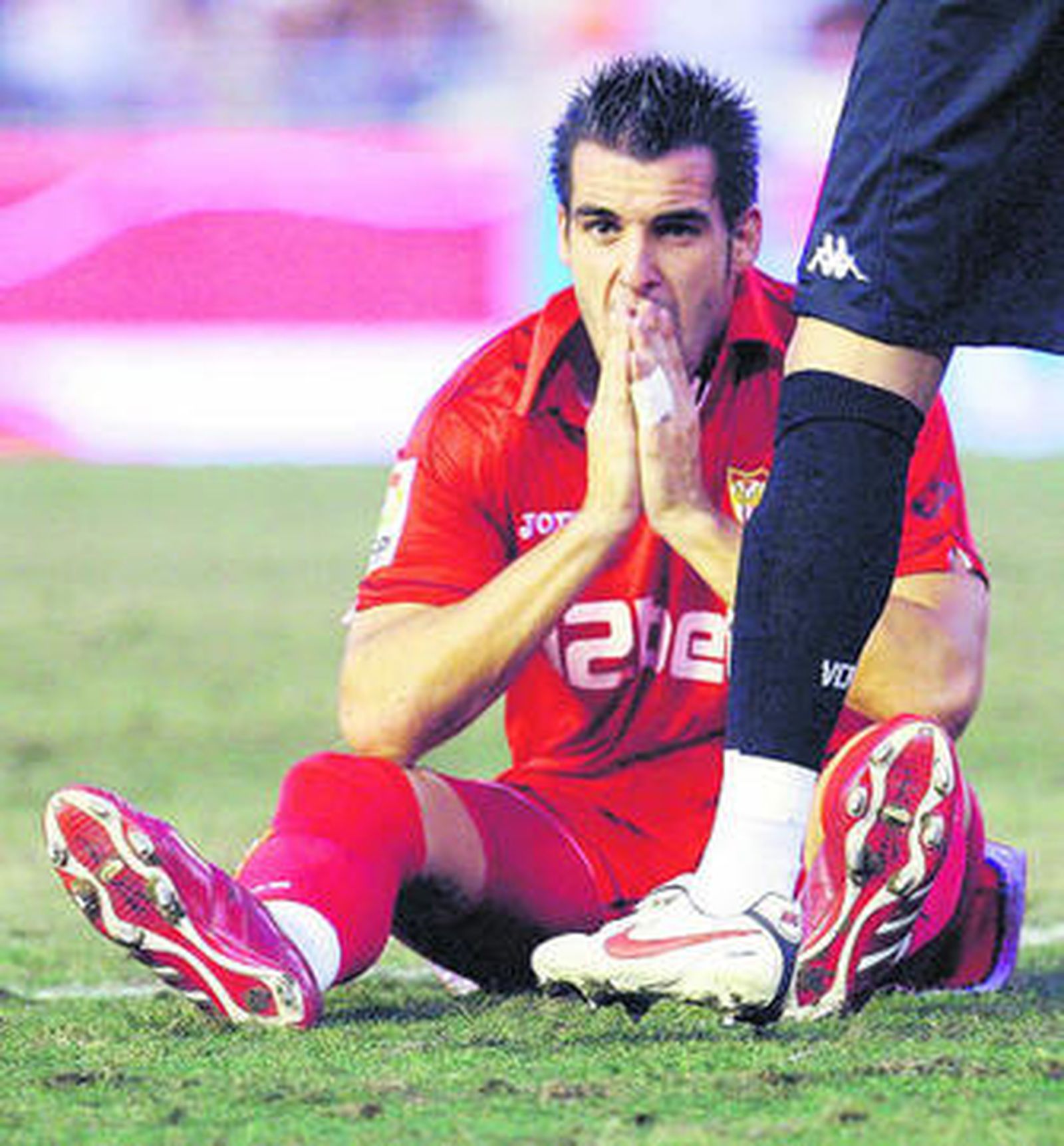 Negredo se duele de un manotazo de Mathieu en el área.