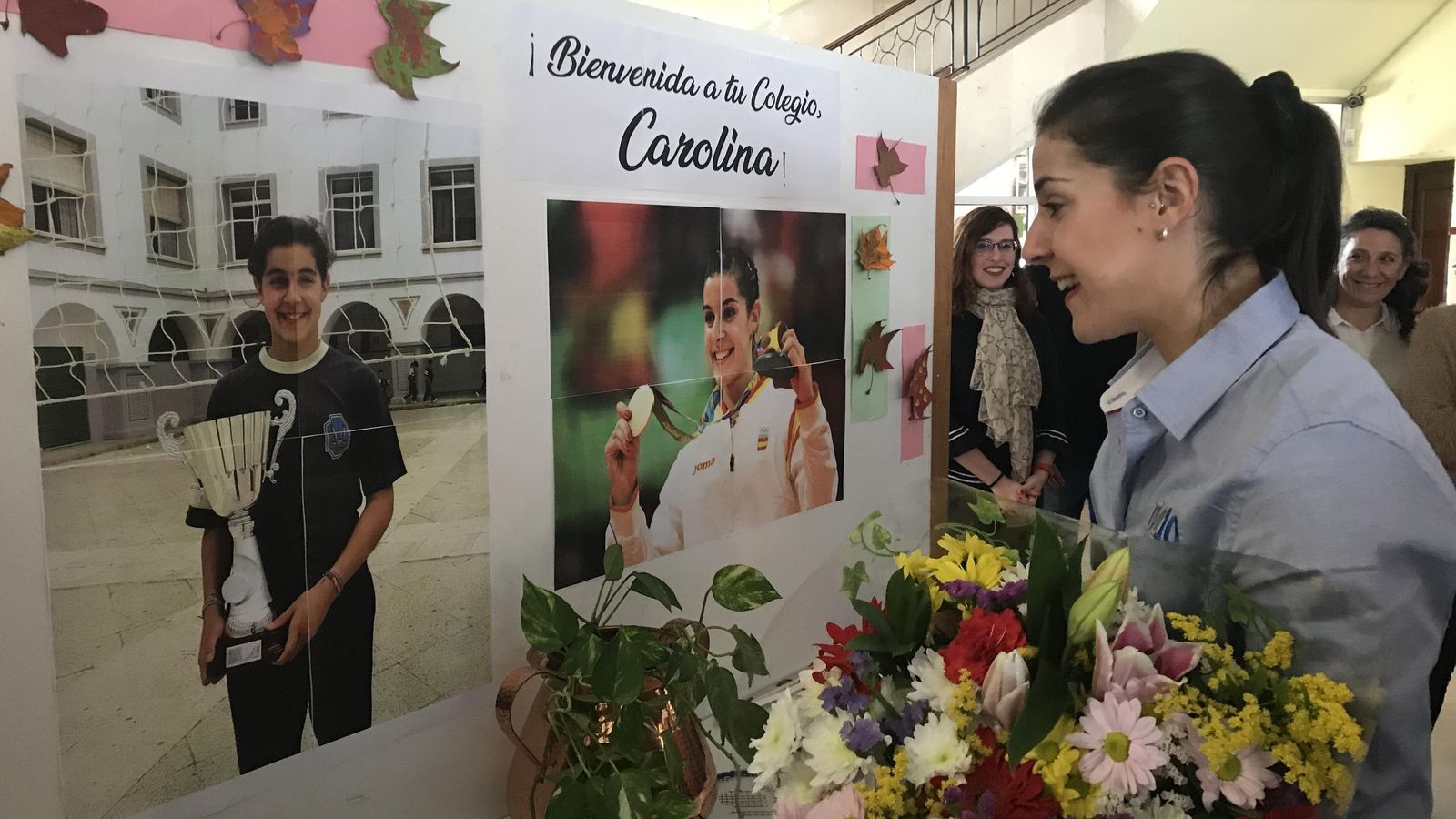 Carolina mira atentamente una foto suya cuando tenía 11 años.