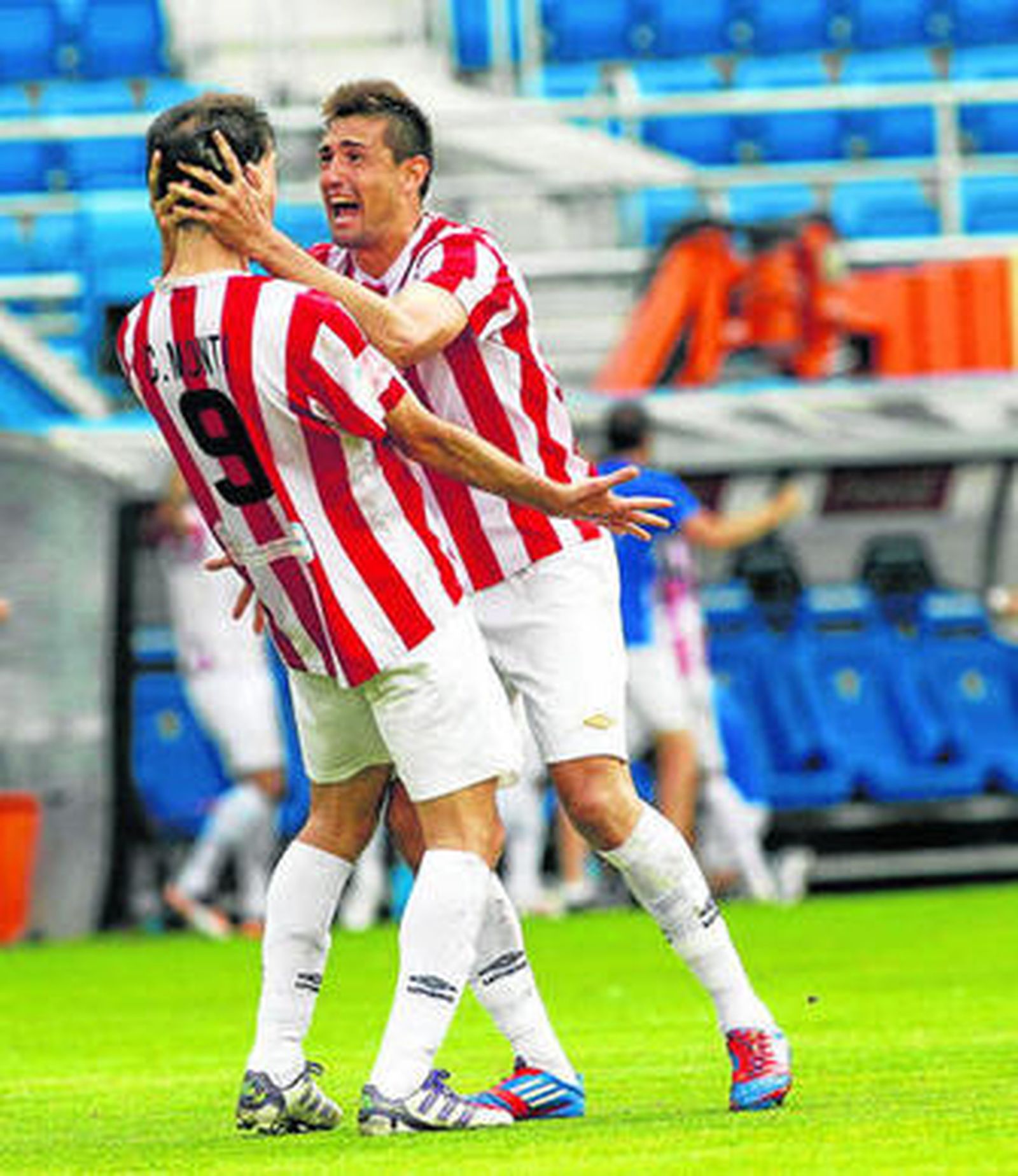 Belencoso, felicitando a Monti por su gol en Carranza en el duelo de vuelta entre el Cádiz y el Lugo.