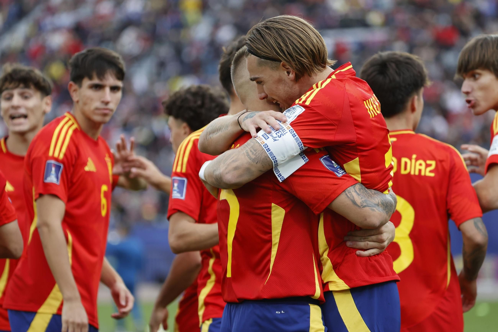 Los españoles celebran el único gol del partido.