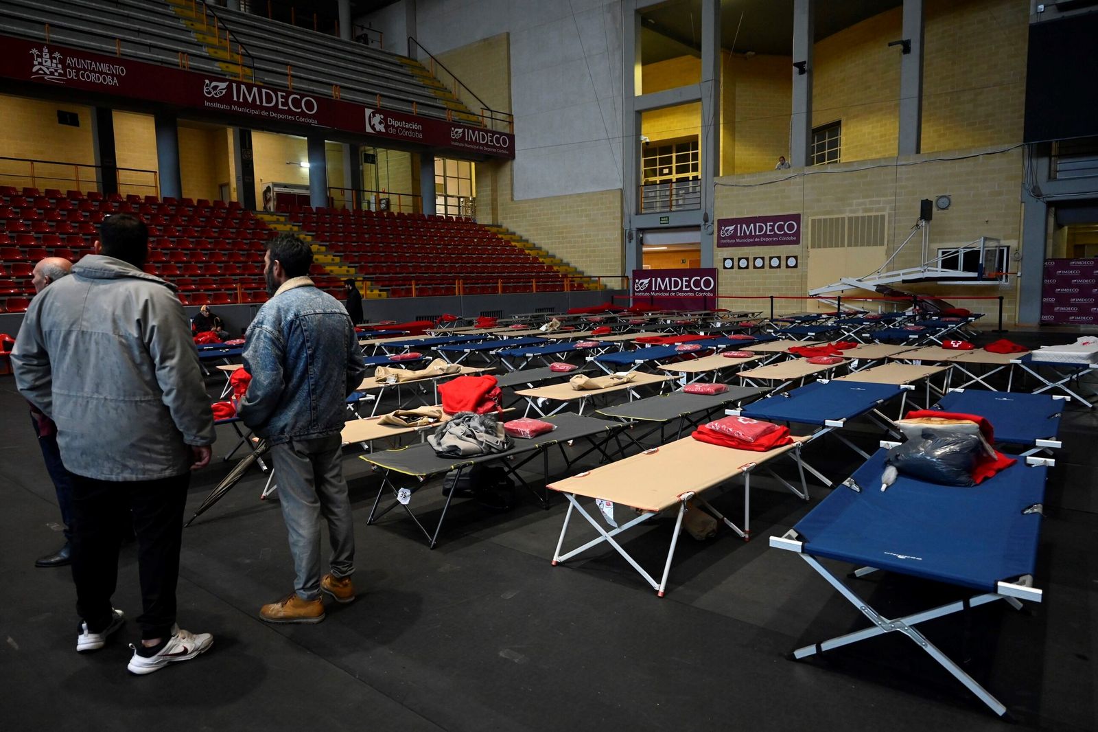 Decenas de desalojados de Córdoba por la crecida del Guadalquivir mantienen la incertidumbre desde Vista Alegre
