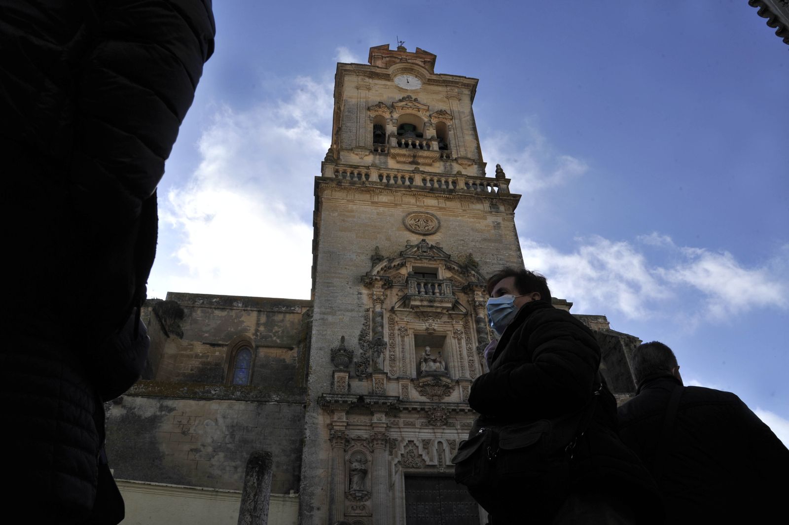 Varias personas pasean por la igelsia de San Pedro.