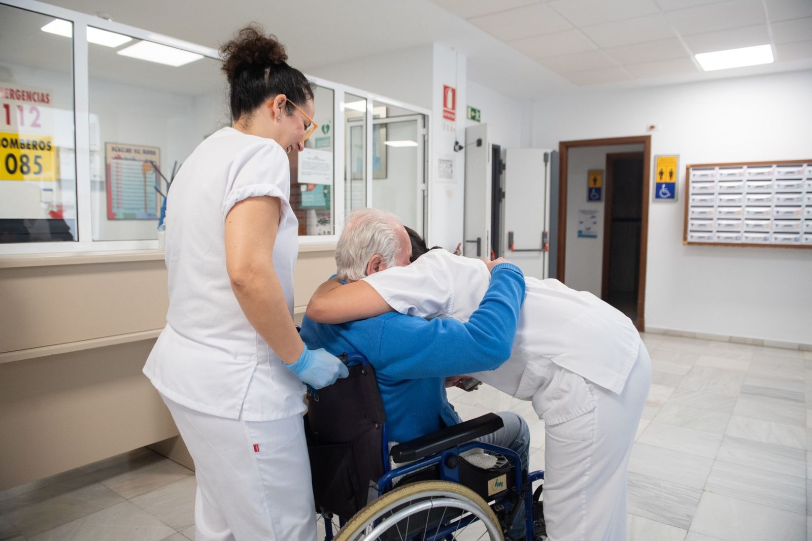 Atención a uno de los mayores que han sido desalojados de la residencia de Arcos