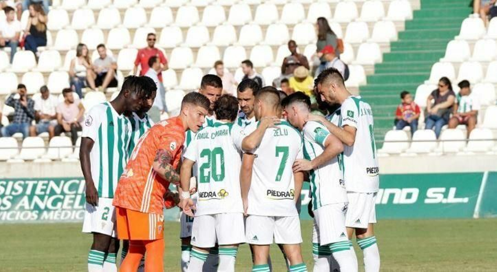 Los jugadores del Córdoba hacen piña en el último partido.
