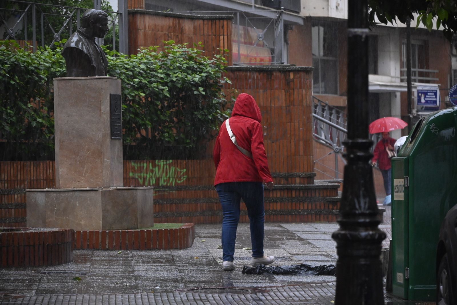 Un lunes de lluvia en Huelva, en imágenes