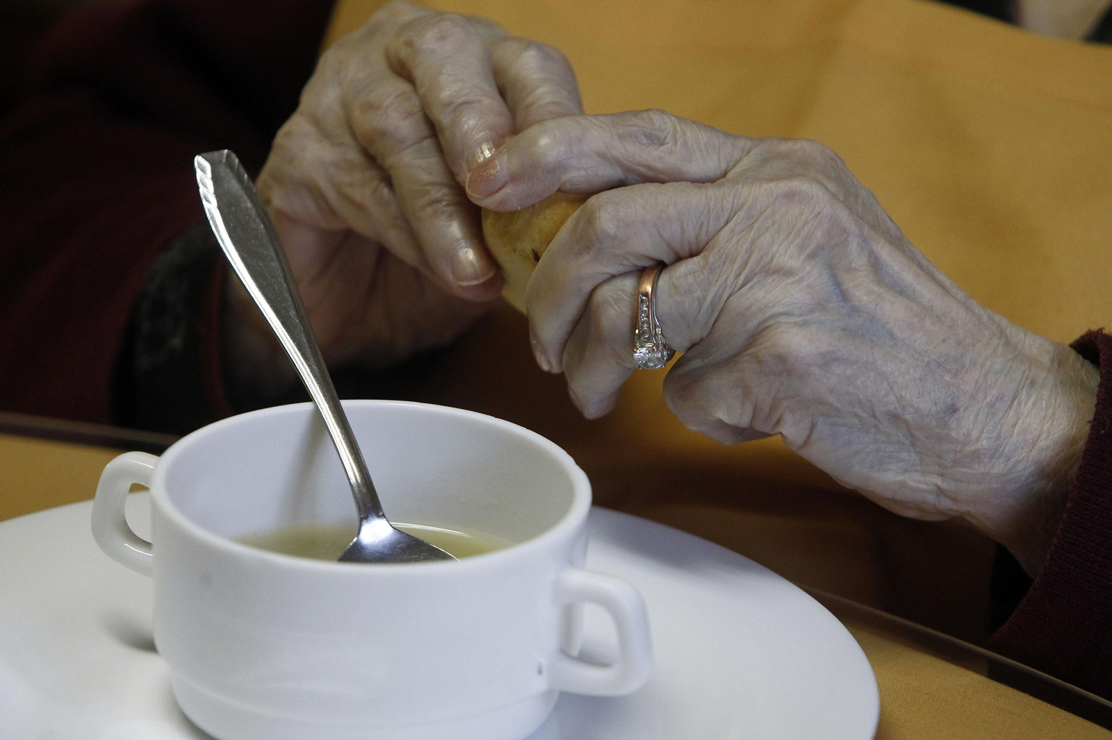 Una anciana come en una residencia.