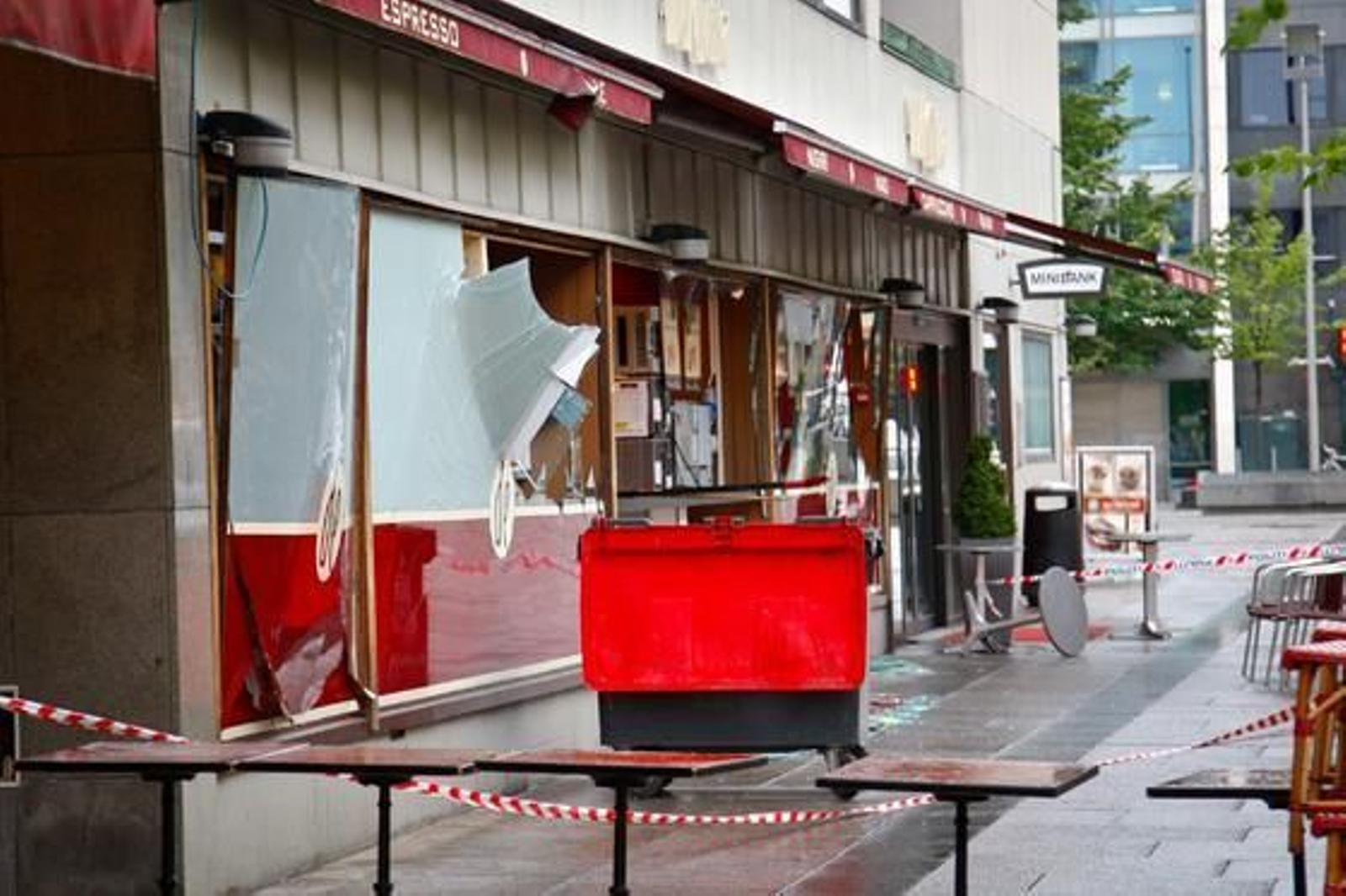 Dos ataques sacuden la capital noruega, el primero con un coche bomba en el centro de la ciudad y el segundo en un campamento juvenil.

Foto: AFP Photo