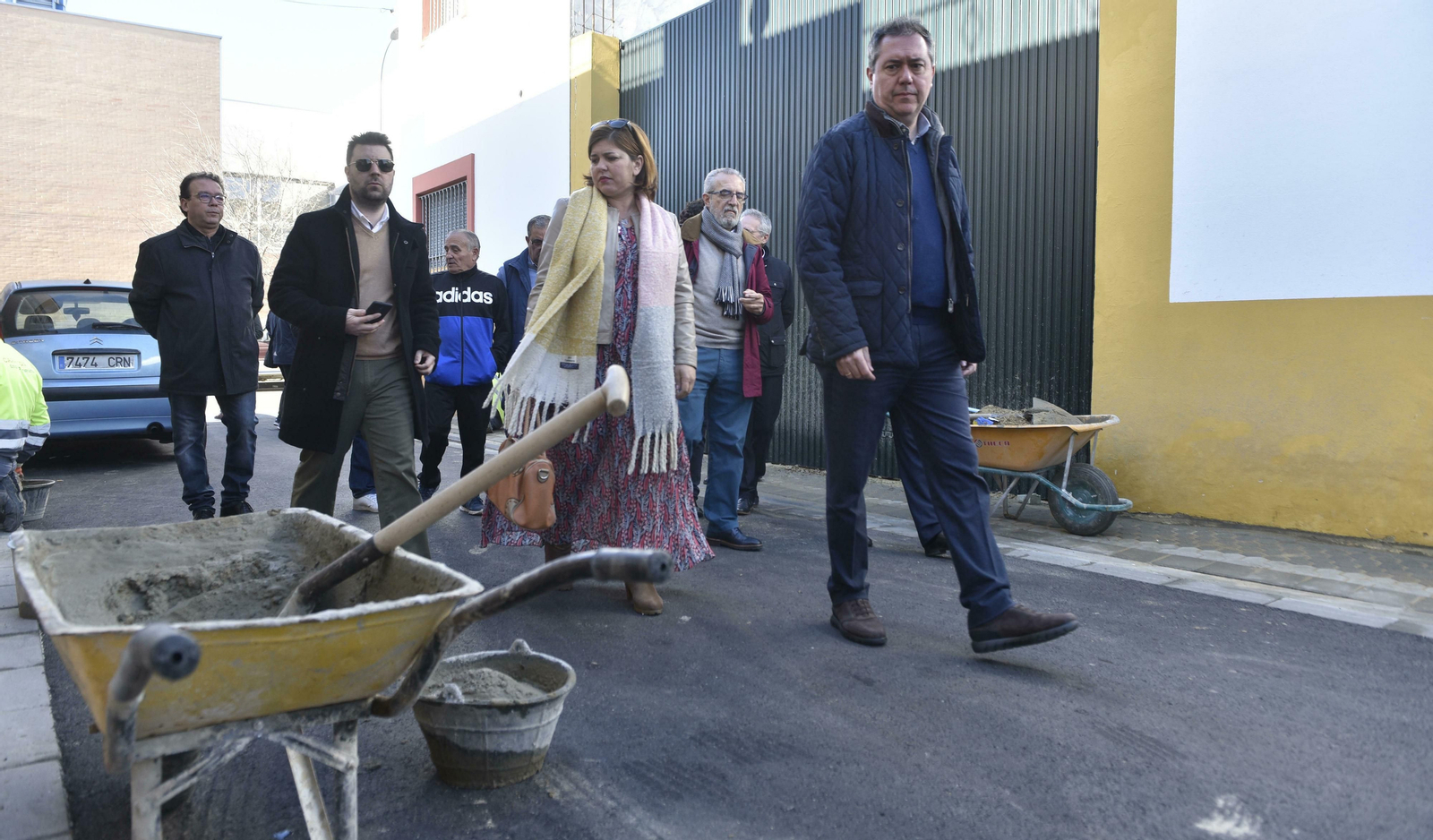 Juan Espadas y Juan Manuel Flores con la comitiva municipal en Palmete.