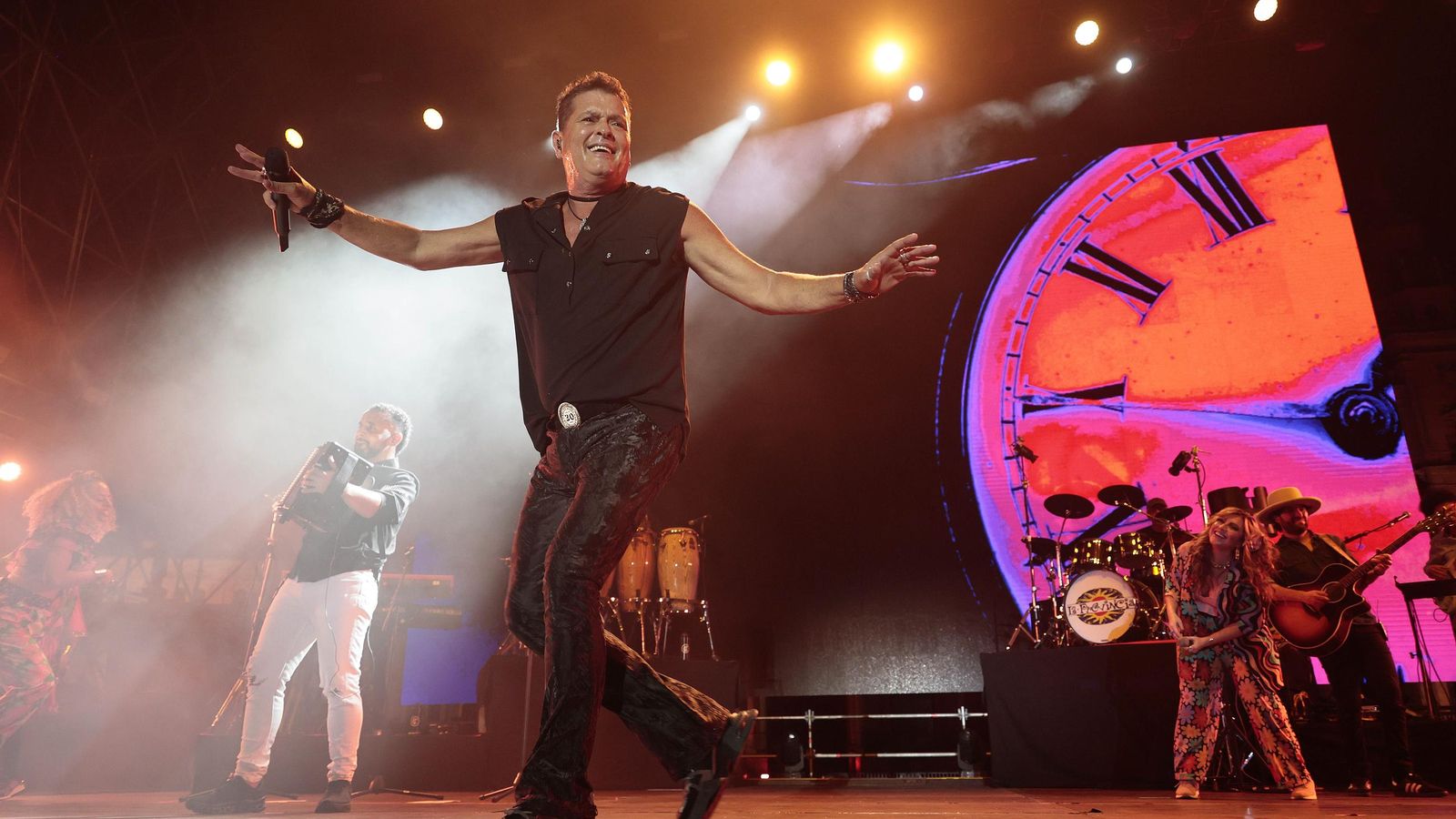 2.000 asistentes disfrutaron del concierto de Carlos Vives.