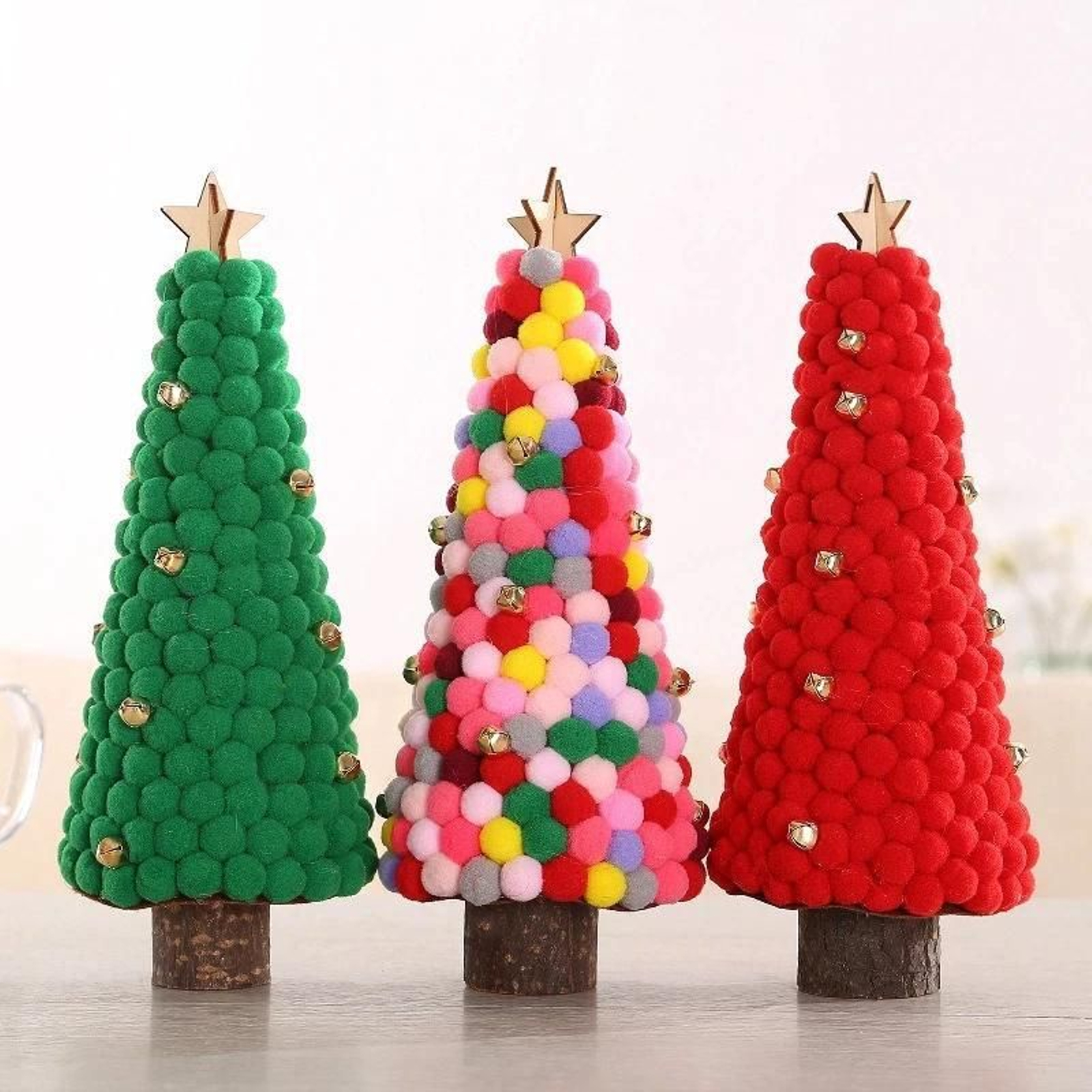 Árboles de Navidad con bolas de colores.
