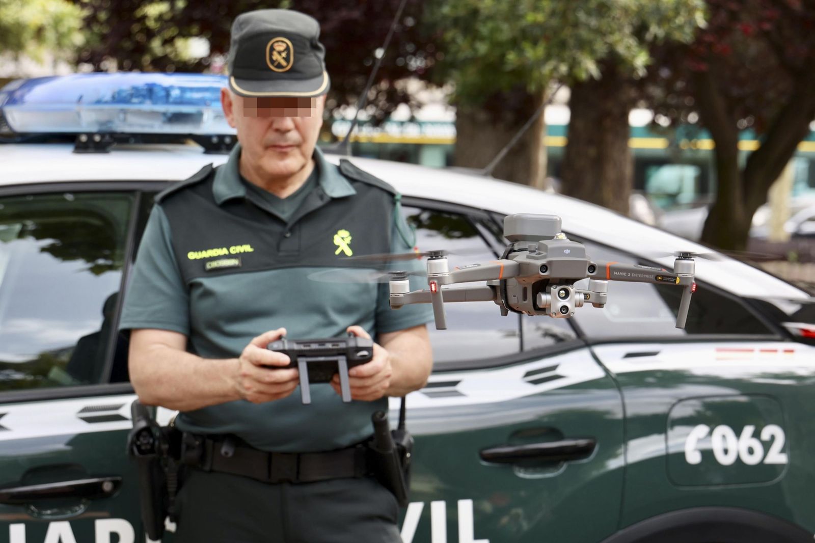 Un agente de la Guardia Civil maneja un dron.