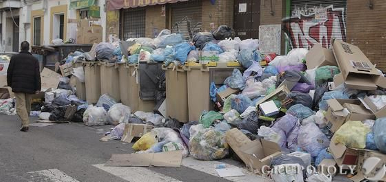 Montañas de basura en la calle Feria ante un negocio de alimentación.

Foto: Antonio Pizarro
